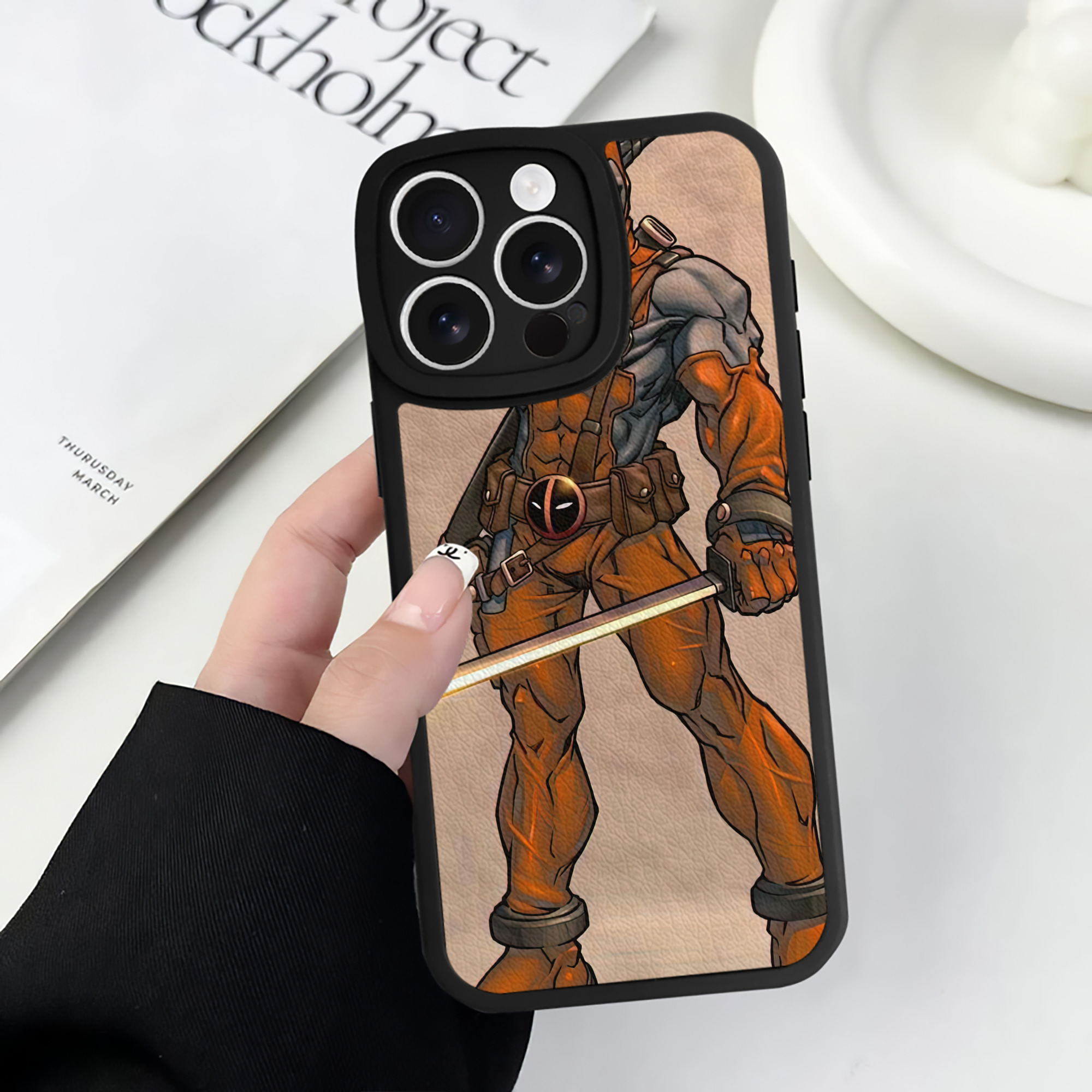 （画像用） Deadpool デッドプール 【iPhone 16シリーズ対応】シリコンスマホケース（レザー調） 材質：シリコン
